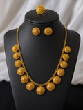 Parure dorée élégante