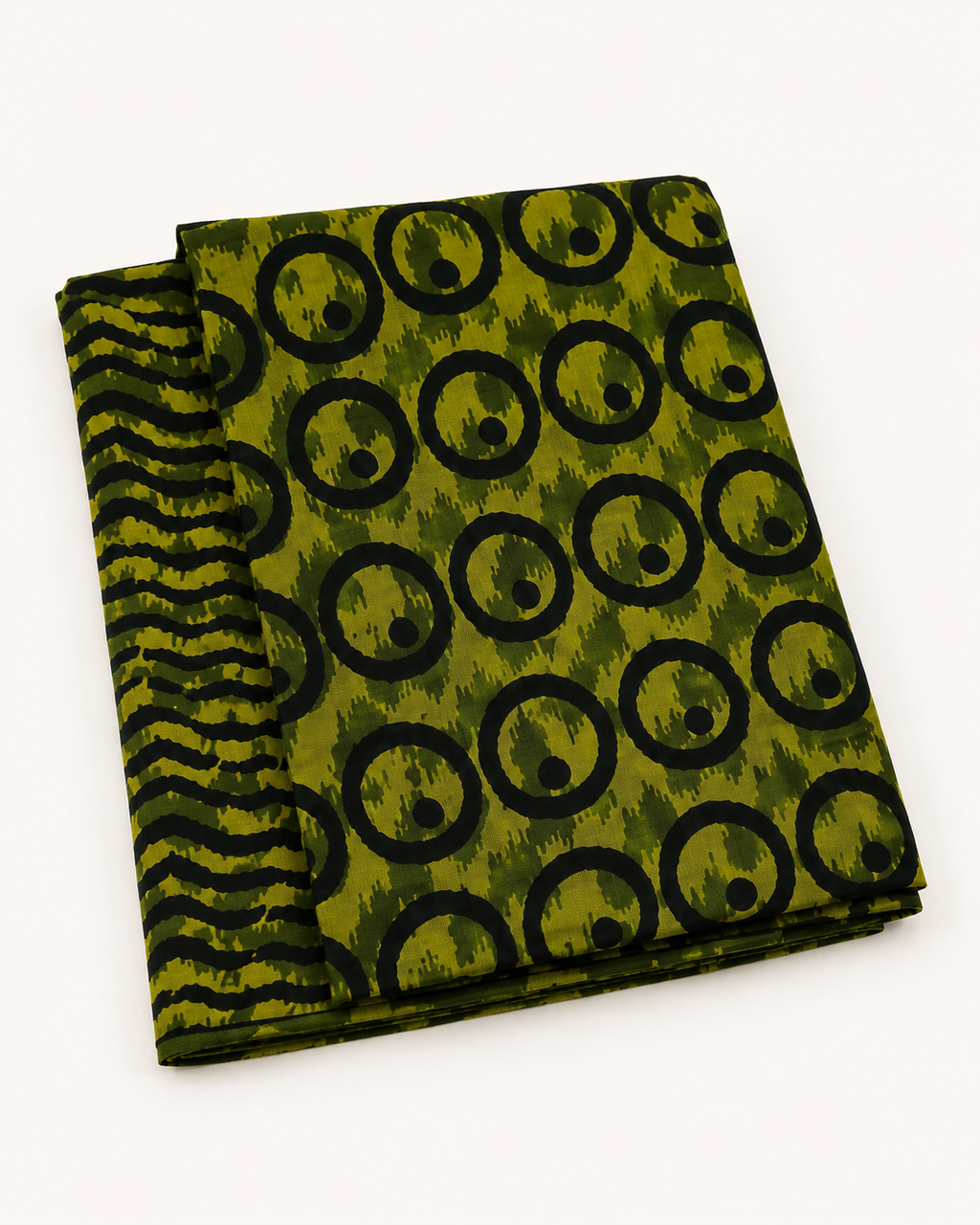 Pagne wax africain avec motif imprimé, dans des tons verts.