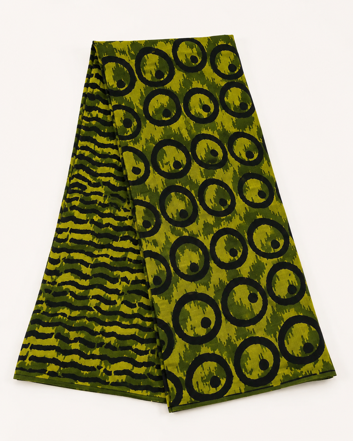 Pagne wax africain avec motif imprimé, dans des tons verts.